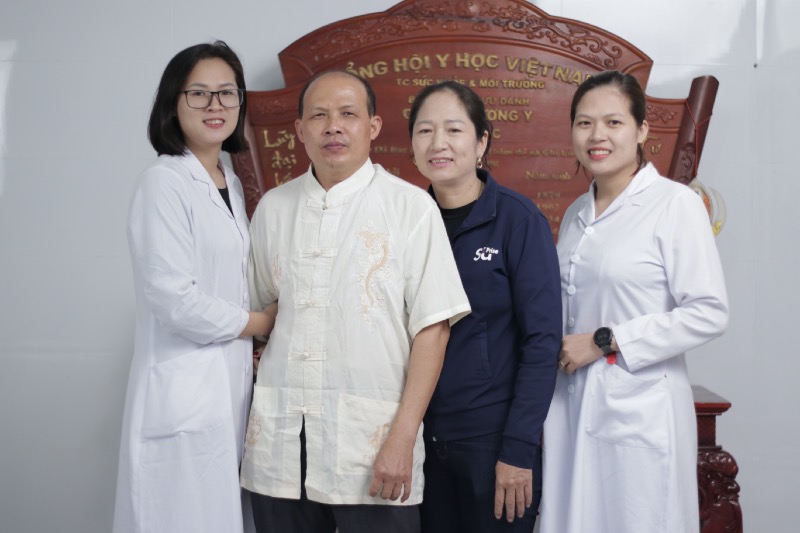 Lương y Trần Văn Nhi và đội ngũ bác sĩ tại Trần Gia Đường